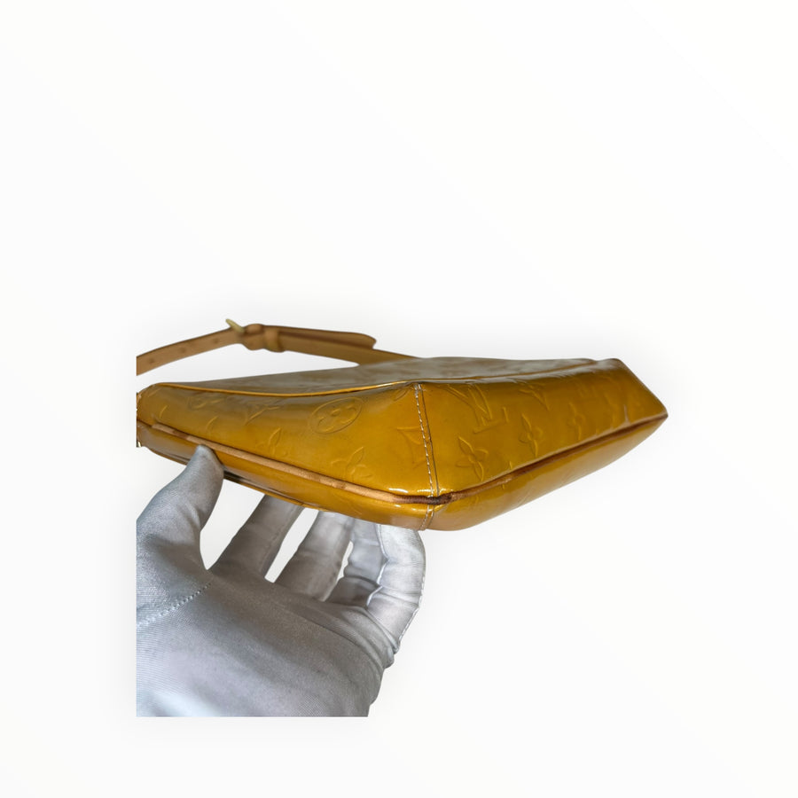 Sac à main Secondstore Louis Vuitton en cuir verni jaune avec motif Monogram embossé et bandoulière en cuir naturel