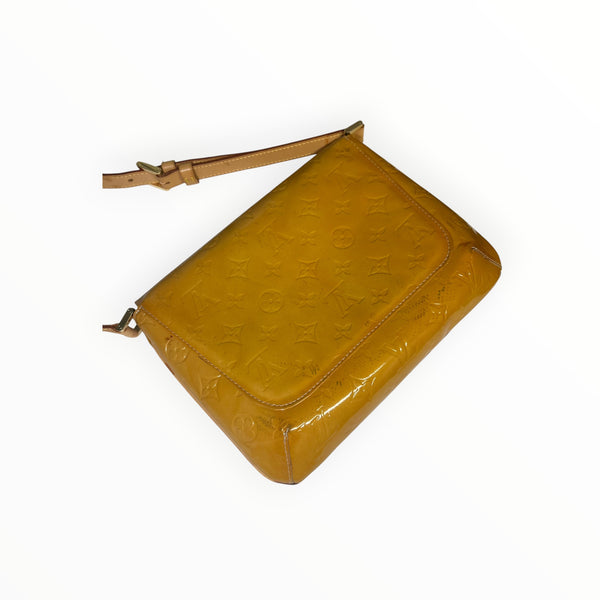 Sac à main Secondstore Louis Vuitton en cuir verni jaune avec motif Monogram embossé et bandoulière en cuir naturel