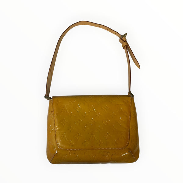 Sac à main Secondstore Louis Vuitton en cuir verni jaune Monogram avec bandoulière réglable en cuir naturel.