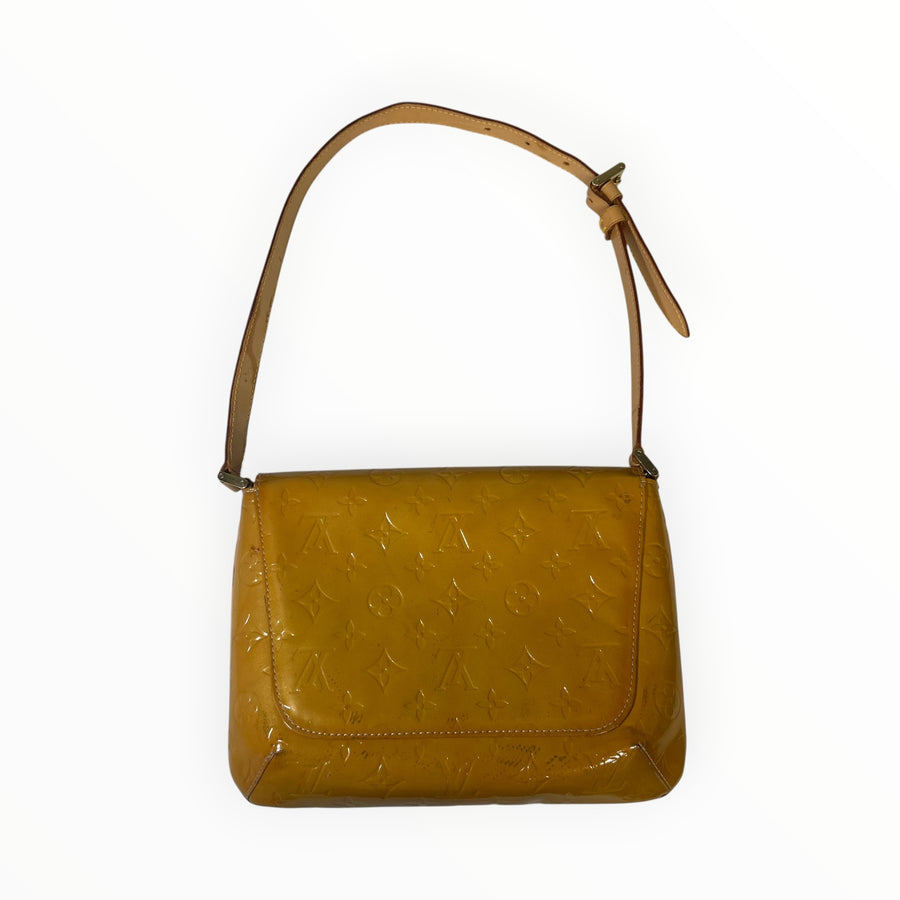 Sac à main Secondstore Louis Vuitton en cuir verni jaune Monogram avec bandoulière réglable en cuir naturel.