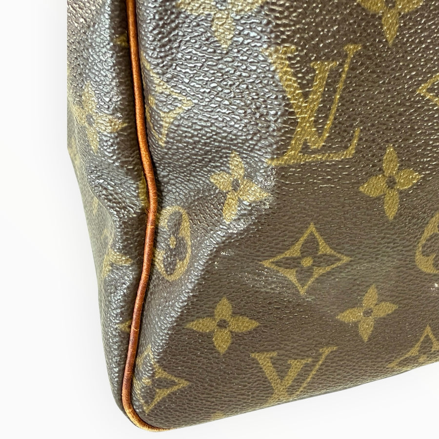 Détail de la toile Monogram marron du sac Louis Vuitton Speedy chez Secondstore avec finitions en cuir naturel