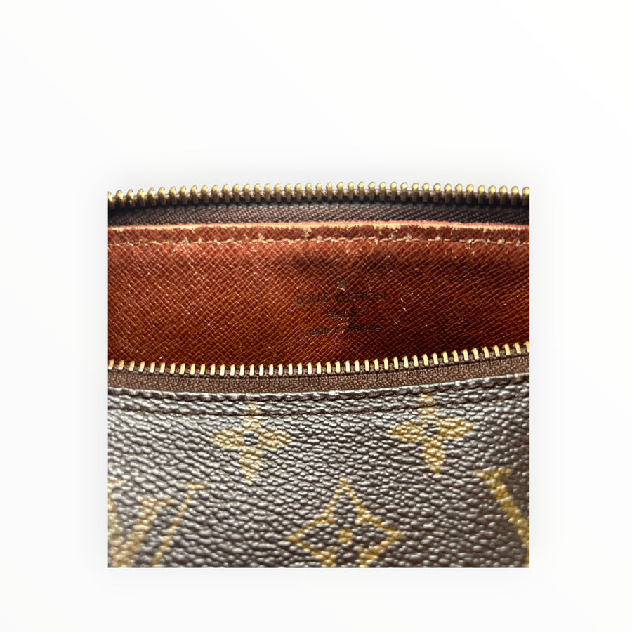 Détail intérieur du sac Secondstore Louis Vuitton Papillon en toile Monogram avec marquage authentique