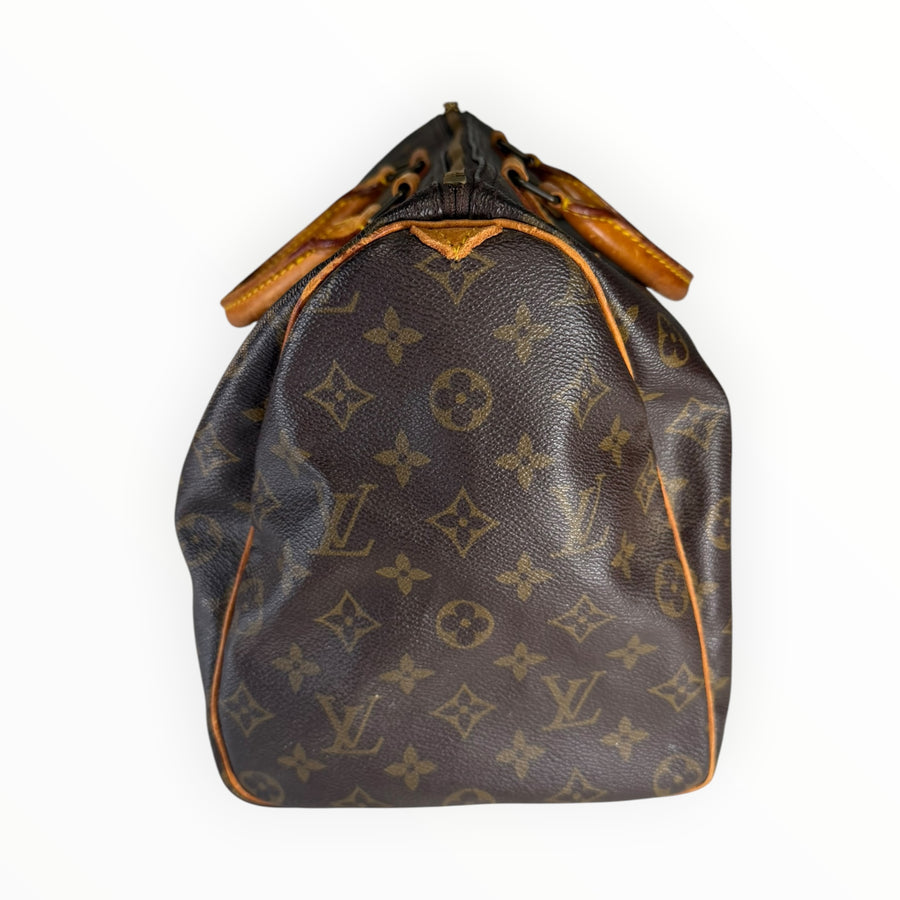 Vue latérale du sac à main Secondstore Louis Vuitton Speedy en toile Monogram avec garnitures en cuir patiné