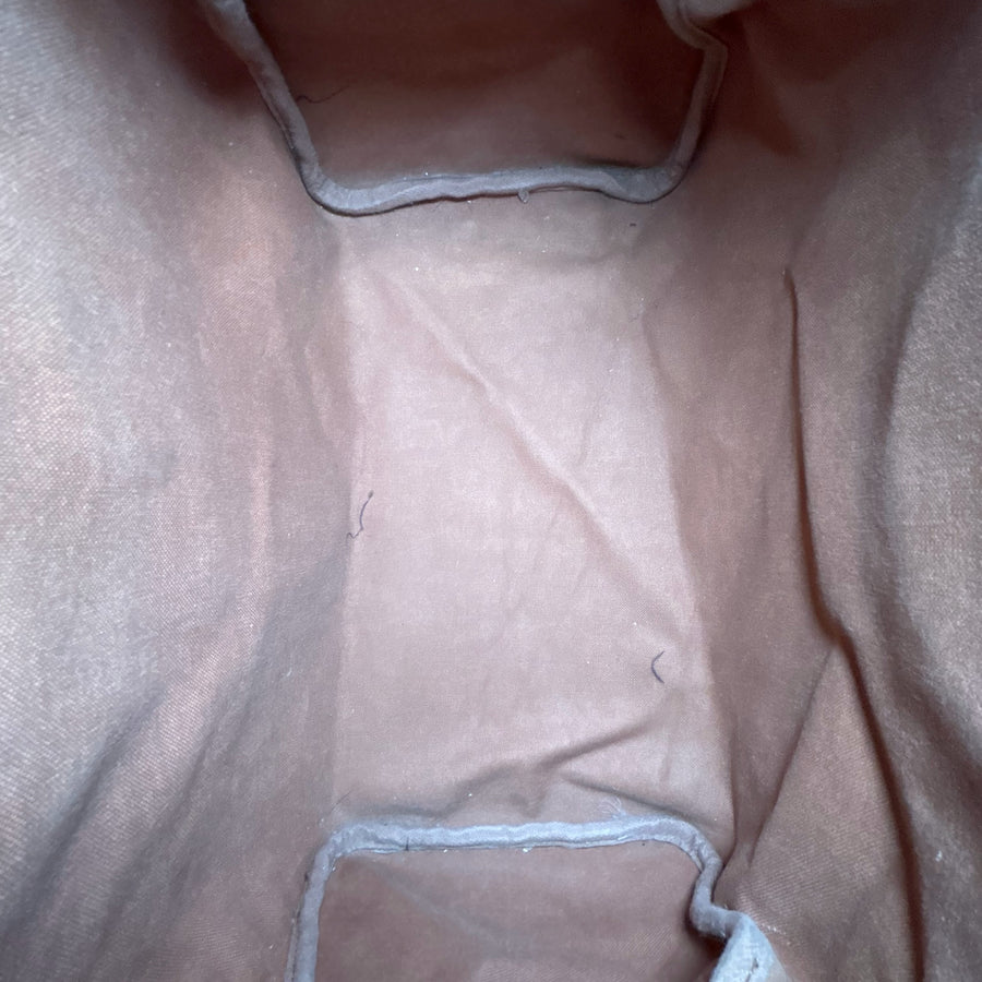 Intérieur spacieux en tissu marron du sac à main Secondstore Louis Vuitton Speedy avec finitions soignées