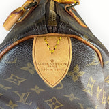 Détail du sac Secondstore Louis Vuitton Speedy en toile Monogram avec languette en cuir naturel et logo embossé