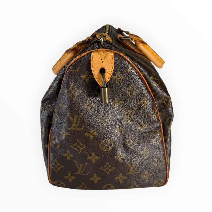 Vue latérale du sac à main Secondstore Louis Vuitton Speedy en toile Monogram avec cadenas en laiton doré