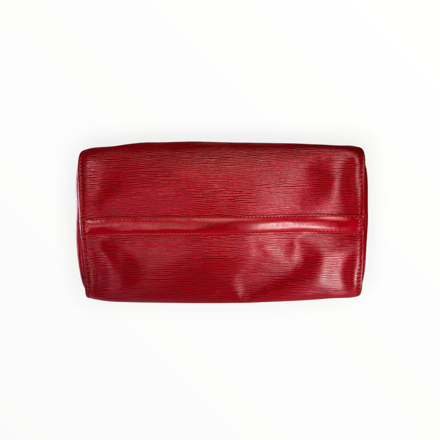 Sac à main Secondstore Louis Vuitton Speedy en cuir Épi rouge avec texture striée emblématique vue de dessous