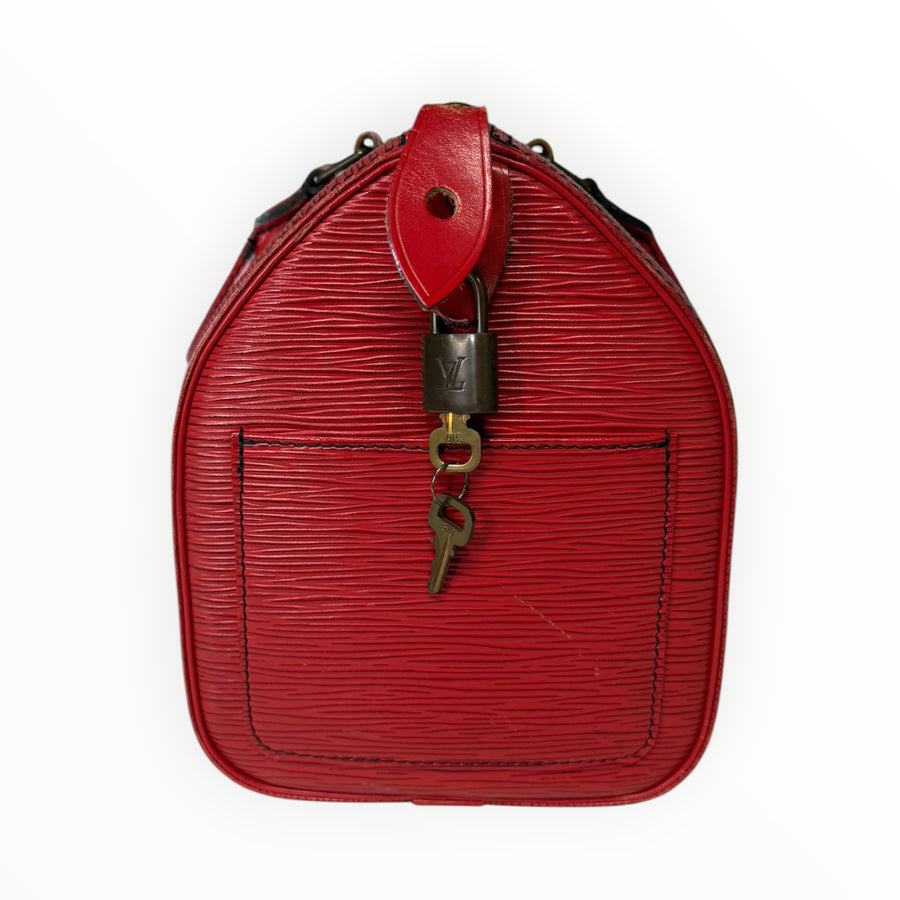 Sac à main Secondstore Louis Vuitton Speedy en cuir Épi rouge avec cadenas et clé, vue latérale