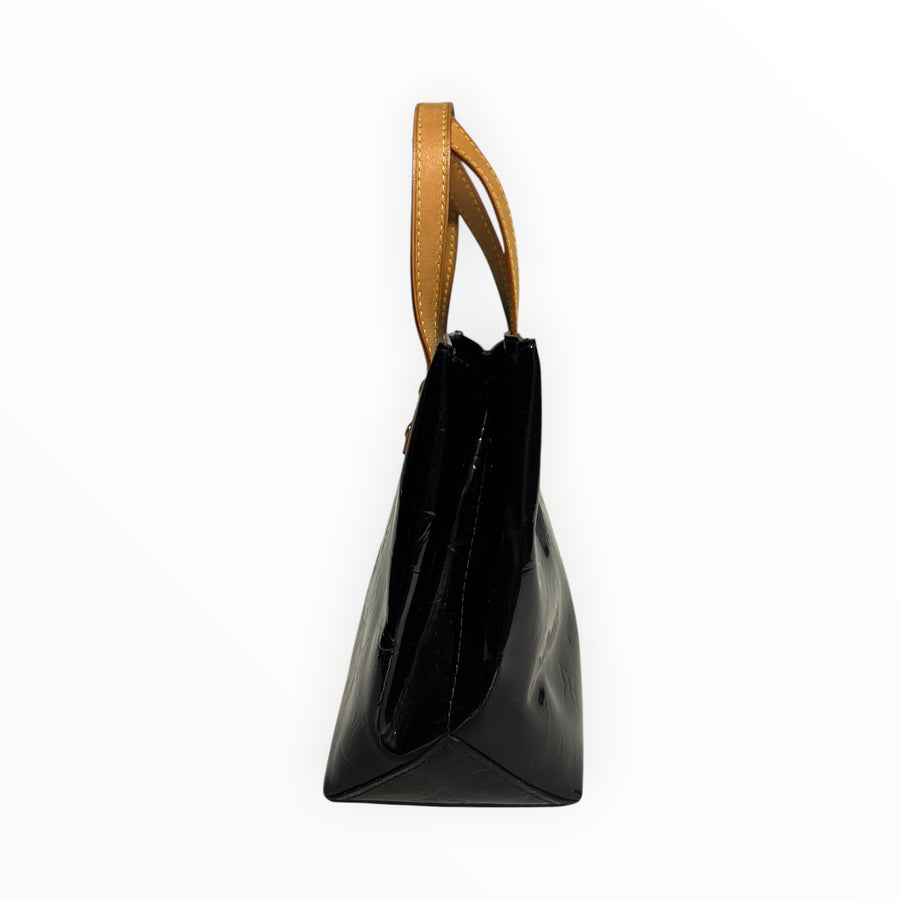 Sac à main Secondstore Louis Vuitton en cuir verni noir monogrammé avec anses en cuir naturel, vue de profil.