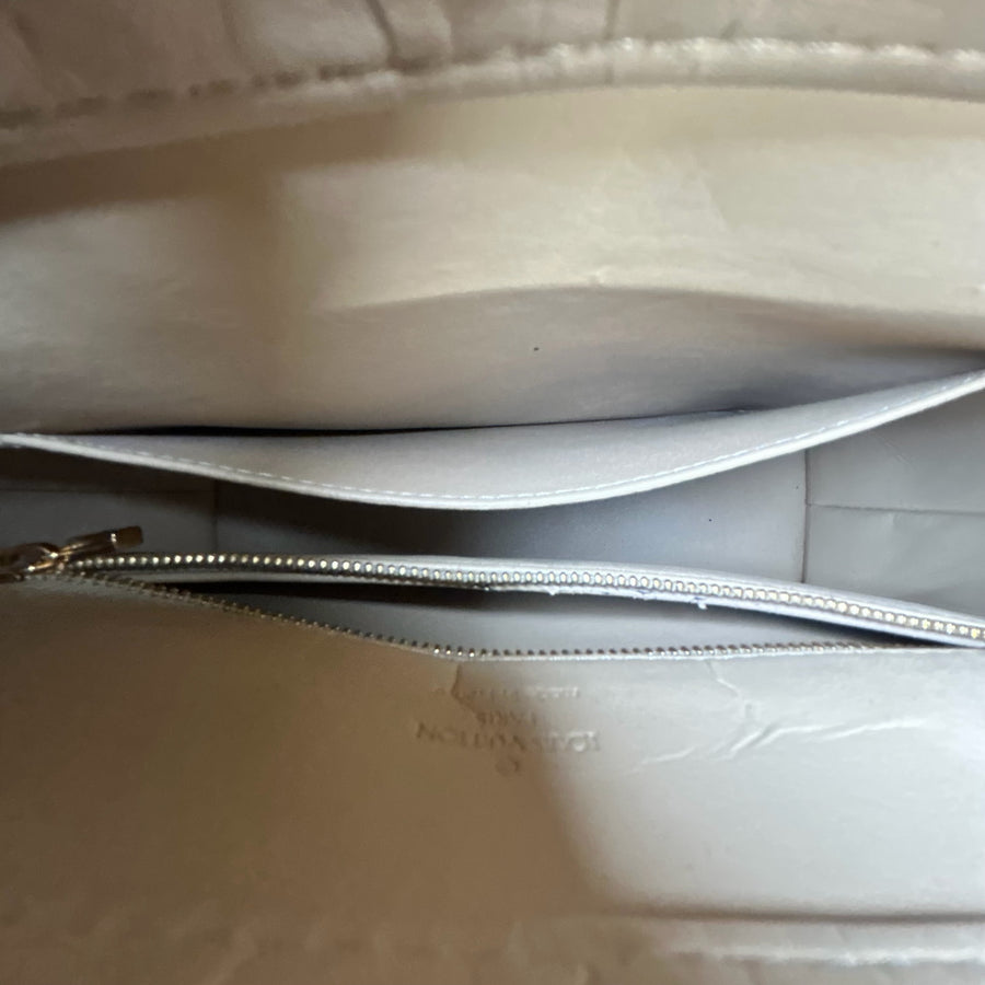 Intérieur du sac à main Secondstore Louis Vuitton Vernis avec doublure claire et fermeture zippée