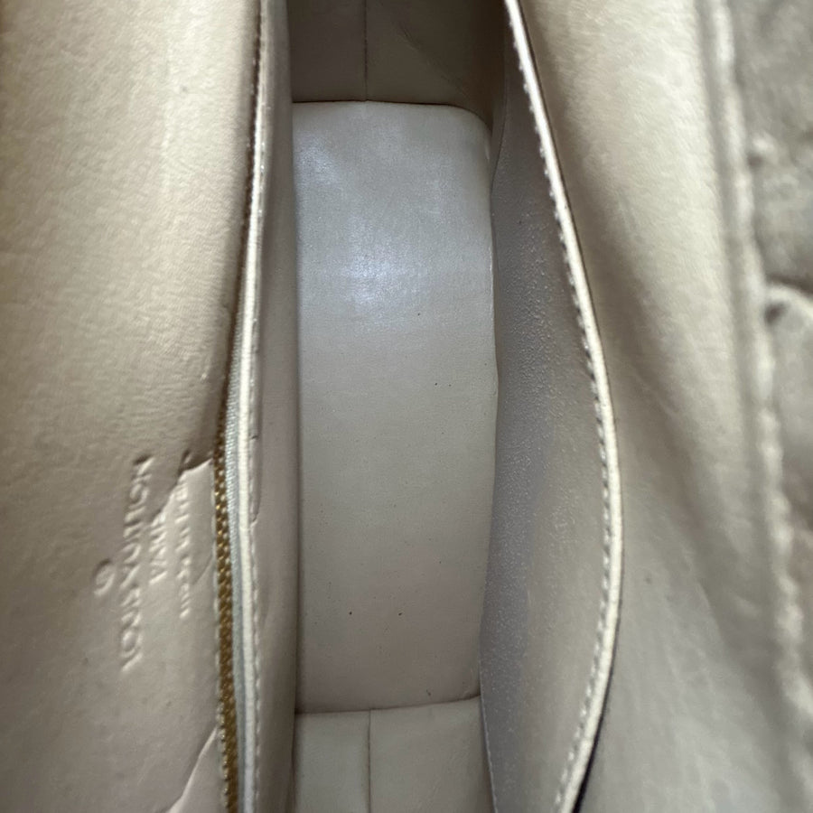 Intérieur spacieux et doublé du sac à main Secondstore Louis Vuitton Vernis avec marquage embossé