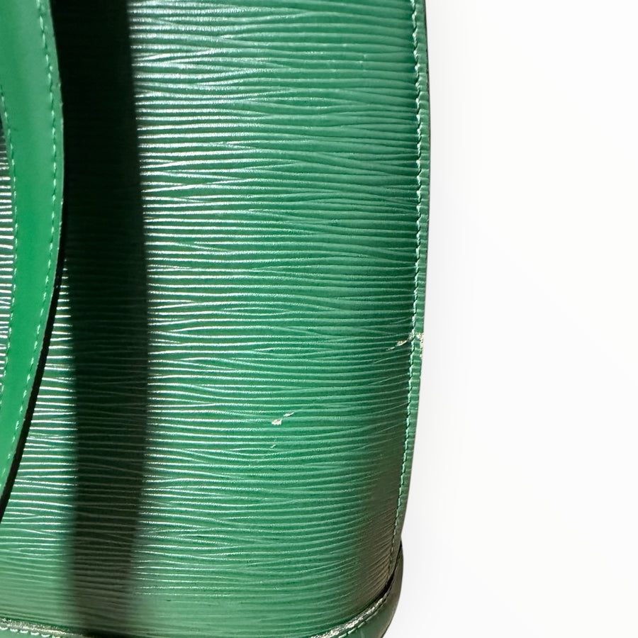 Gros plan sur le cuir Épi vert texturé d'un sac à main Secondstore Louis Vuitton avec une légère usure sur le bord