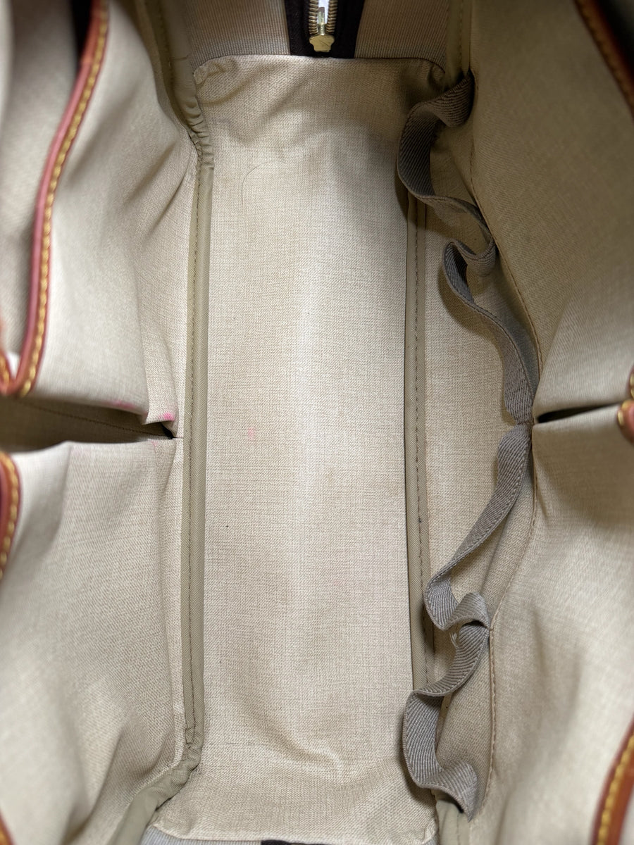 Intérieur spacieux et doublé en textile beige du sac à main Secondstore Louis Vuitton avec poches de rangement
