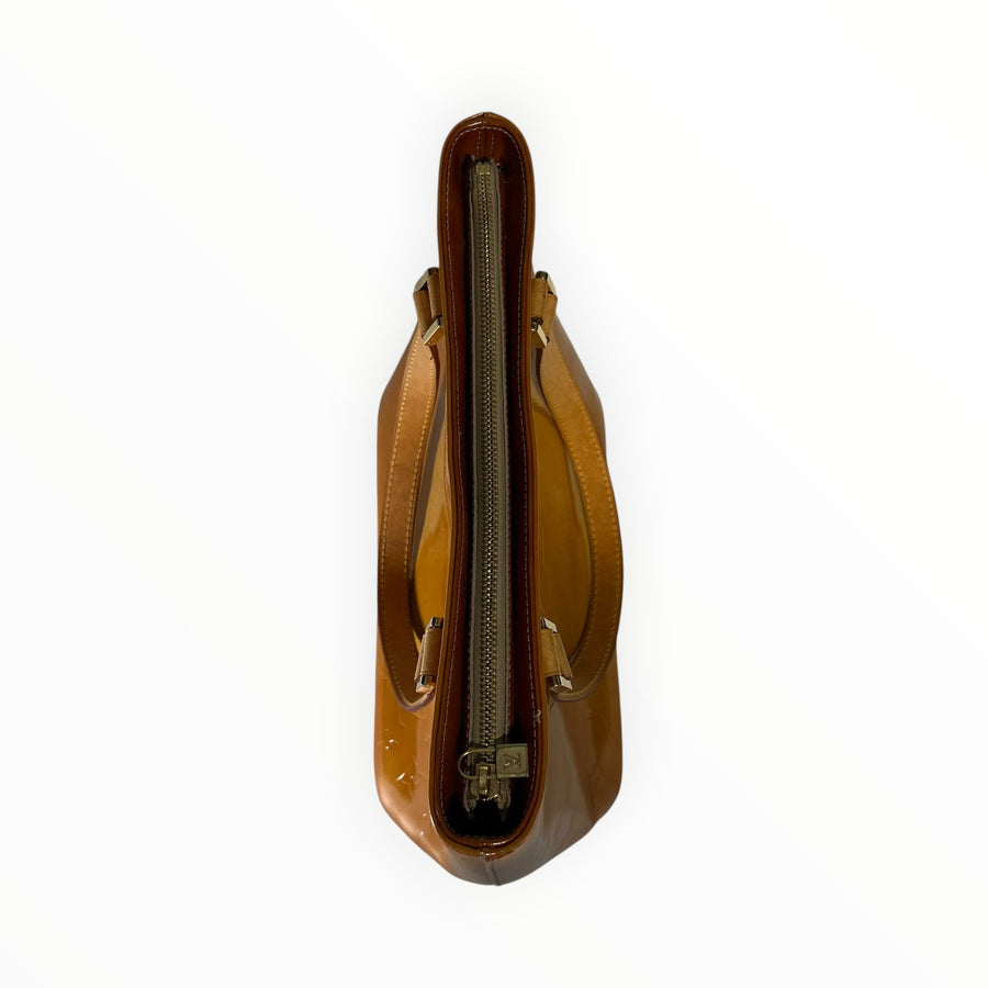 Vue de dessus du sac à main Secondstore Louis Vuitton en toile vernie ambre avec fermeture zippée et anses en cuir