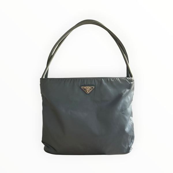 Sac à main Secondstore Prada en nylon gris-bleu avec logo triangulaire iconique et anses pour porté épaule