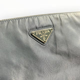 Sac à main Secondstore Prada en nylon gris-bleu avec logo triangulaire emblématique en métal sur le devant