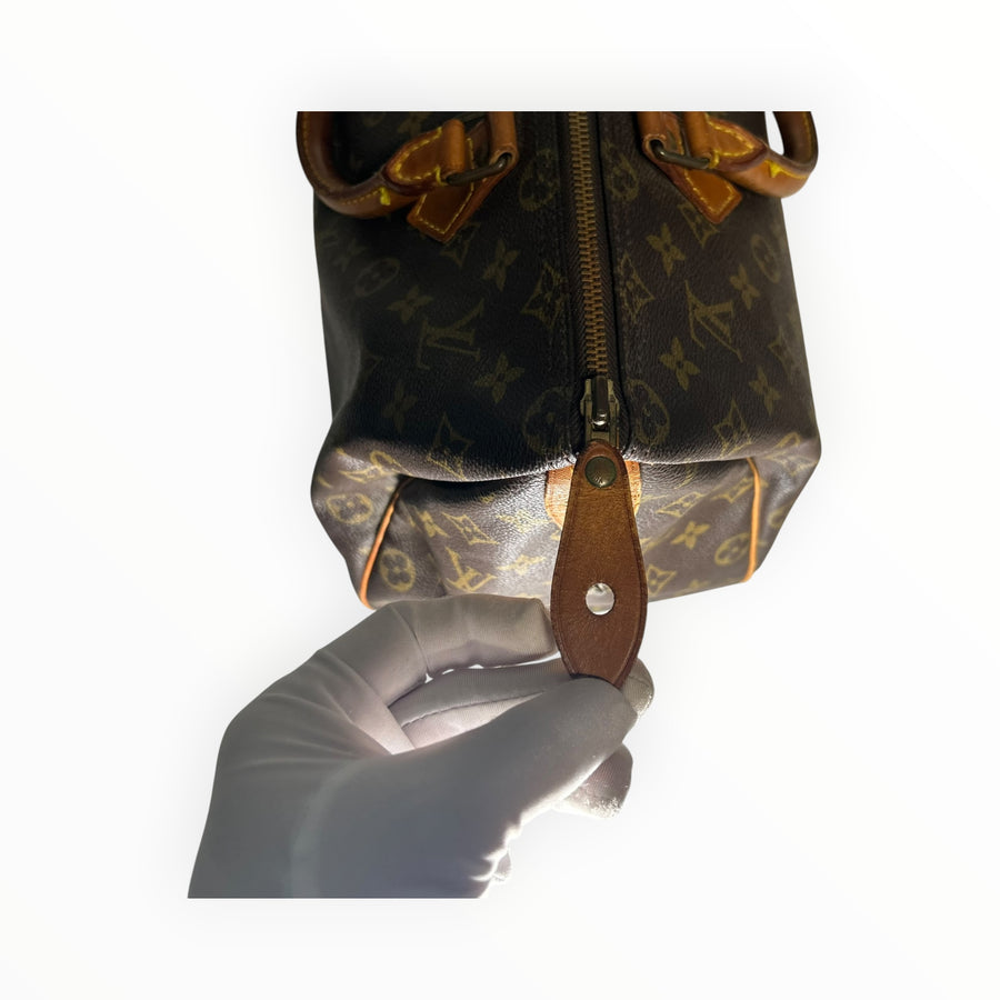 Détail de la fermeture éclair et de la tirette en cuir du sac Speedy Secondstore en toile Monogram marron