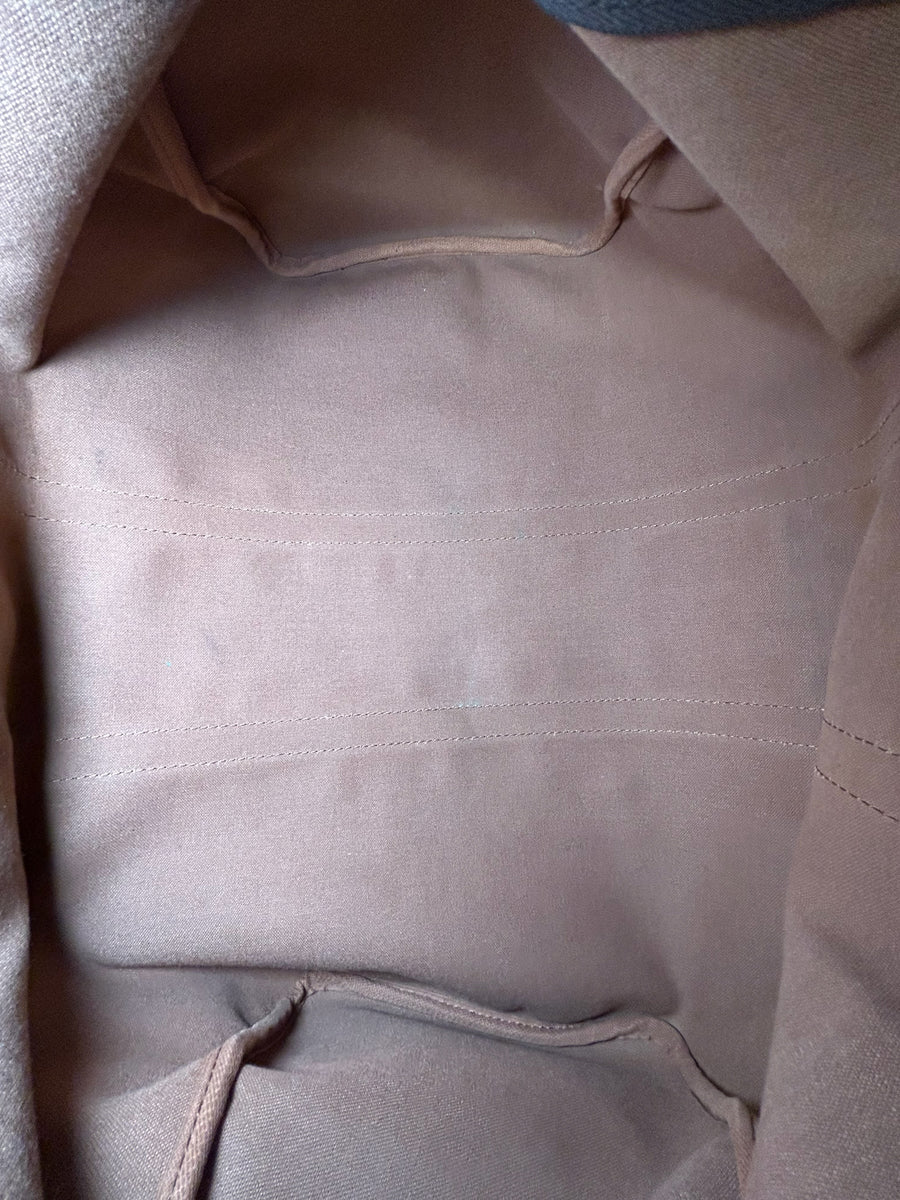Intérieur spacieux et doublure en textile beige du sac de voyage Secondstore Louis Vuitton