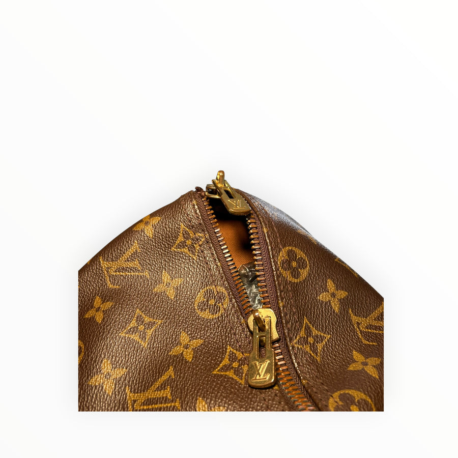 Détail de la fermeture éclair dorée et toile Monogram marron du sac de voyage Secondstore Louis Vuitton Keepall