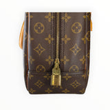 Détail du cadenas doré sur un sac de voyage Secondstore Louis Vuitton en toile Monogram et cuir naturel