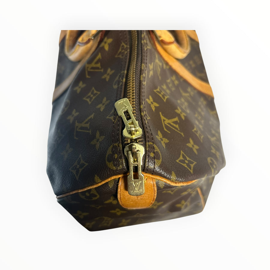Détail de la fermeture éclair dorée et toile Monogram marron du sac de voyage Secondstore Louis Vuitton Keepall