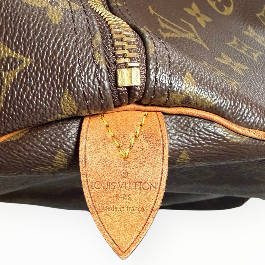 Détail du sac de voyage Secondstore Louis Vuitton Keepall en toile Monogram marron avec finitions en cuir naturel