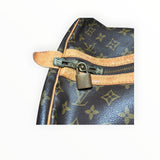 Détail du cadenas en laiton doré et fermeture éclair sur le sac de voyage Secondstore Louis Vuitton Keepall en toile Monogram marron.
