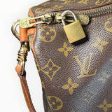 Détail du sac de voyage Secondstore Louis Vuitton Keepall en toile Monogram avec cadenas et finitions en laiton doré
