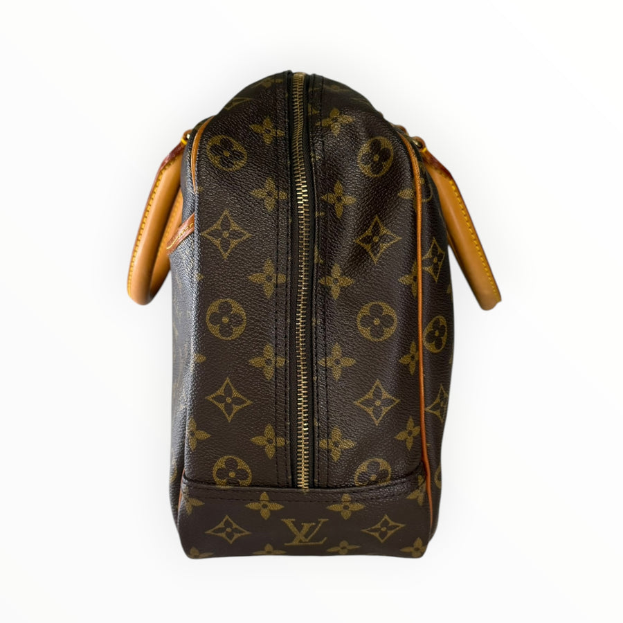 Vue latérale du sac de voyage Secondstore Louis Vuitton en toile Monogram marron avec finitions en cuir naturel