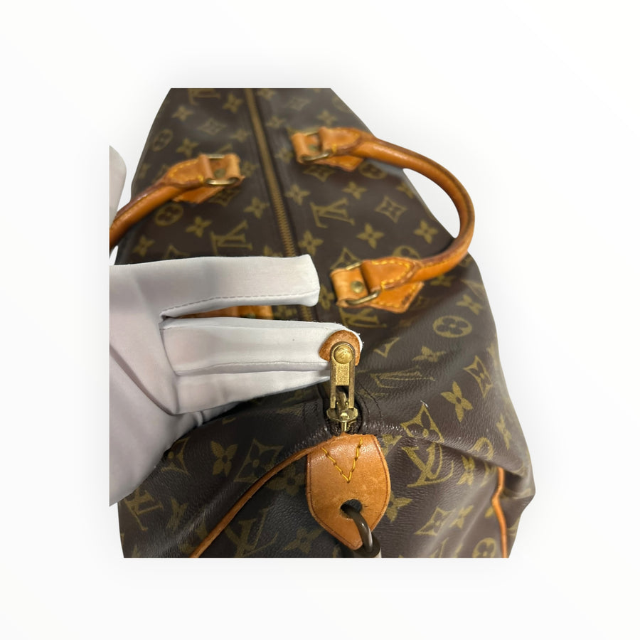 Sac de voyage Louis Vuitton Speedy en toile Monogram marron avec finitions en cuir naturel chez Secondstore
