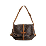 Sac Secondstore Louis Vuitton Saumur 30 en toile Monogram, porté épaule