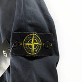 Badge boussole emblématique Secondstore Stone Island sur la manche d'un sweat-shirt bleu marine en coton