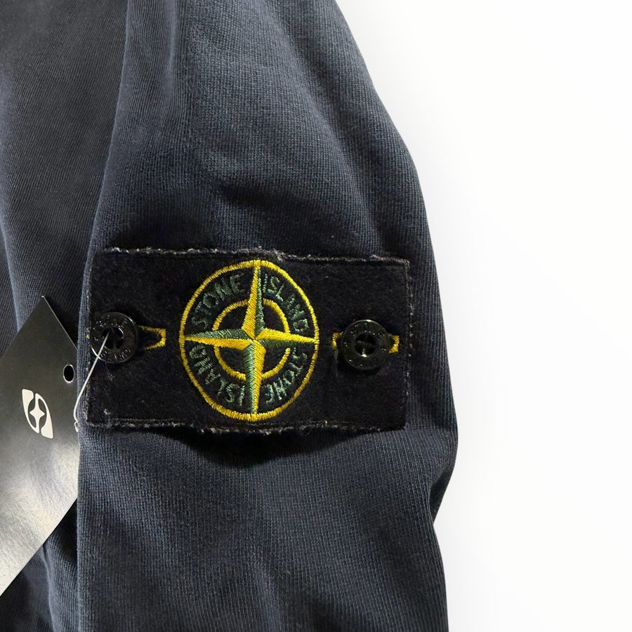 Badge boussole emblématique Secondstore Stone Island sur la manche d'un sweat-shirt bleu marine en coton
