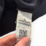 Étiquette d'authenticité avec code QR et logo Stone Island sur un sweat-shirt noir Secondstore