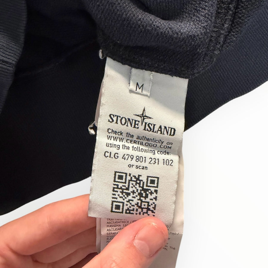 Étiquette d'authenticité avec code QR et logo Stone Island sur un sweat-shirt noir Secondstore