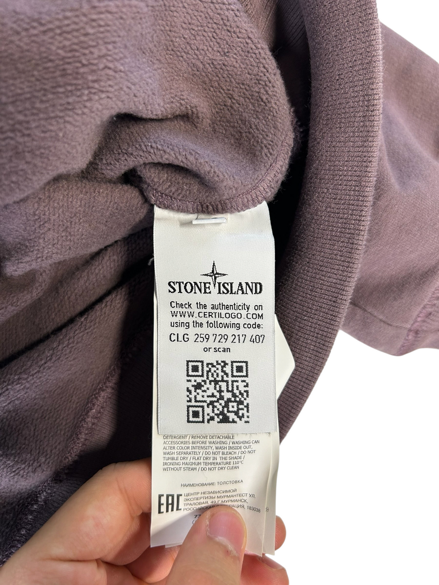 Etiquette d'authenticité intérieure d'un sweat-shirt Secondstore Stone Island mauve en coton avec code QR Certilogo