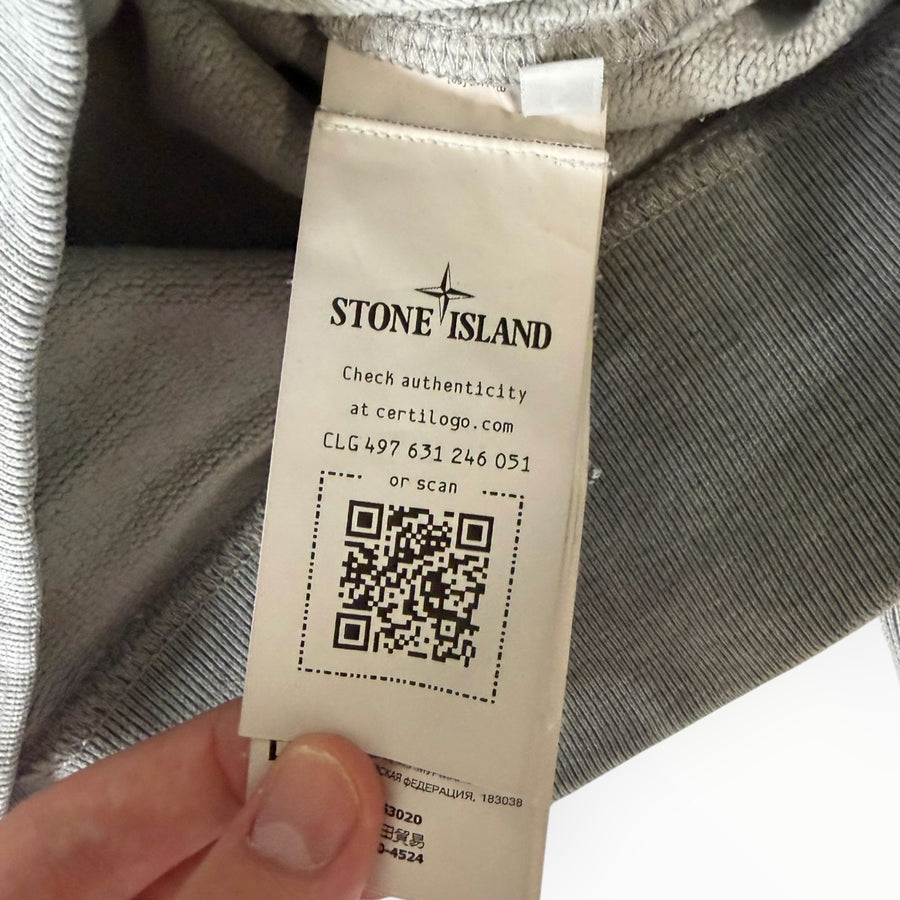 Étiquette d'authenticité Certilogo avec QR code à l'intérieur d'un sweat-shirt gris chiné Secondstore Stone Island
