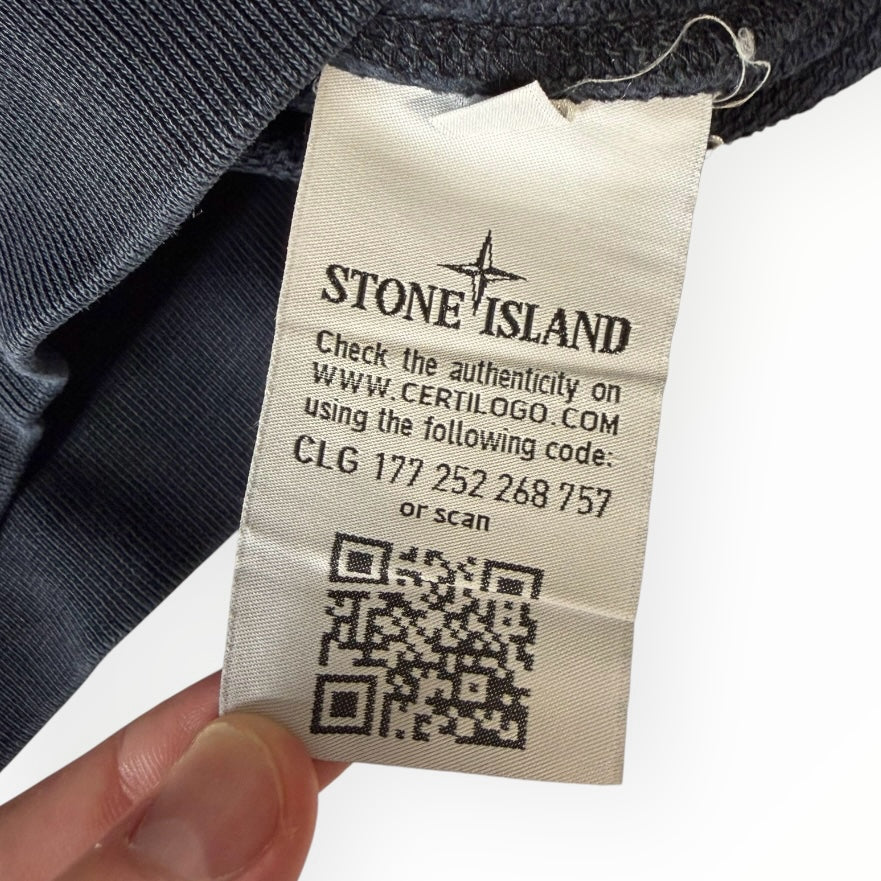 Étiquette d'authenticité Certilogo à l'intérieur d'un sweat-shirt Secondstore Stone Island avec code QR