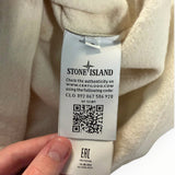 Étiquette d'authenticité intérieure avec QR code sur un pull Secondstore Stone Island crème