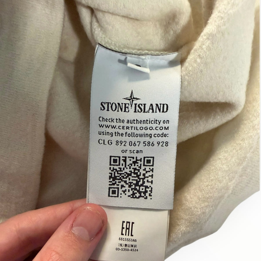 Étiquette d'authenticité intérieure avec QR code sur un pull Secondstore Stone Island crème