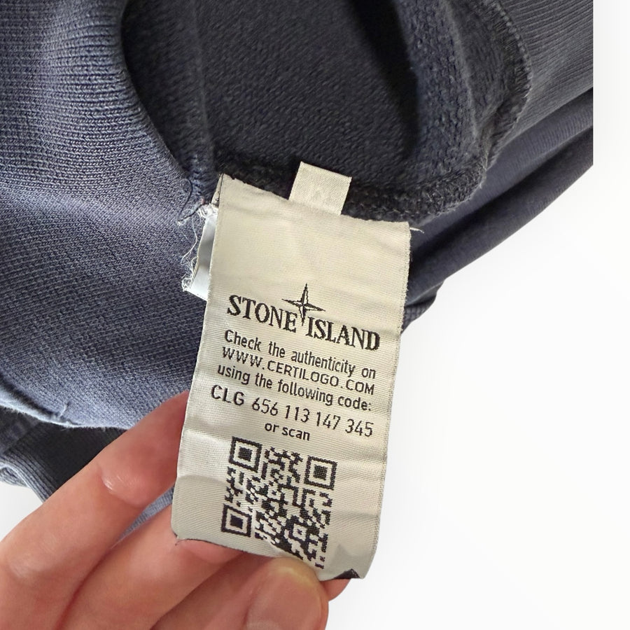 Étiquette d'authenticité intérieure d'un sweat-shirt Secondstore Stone Island avec code Certilogo et QR code
