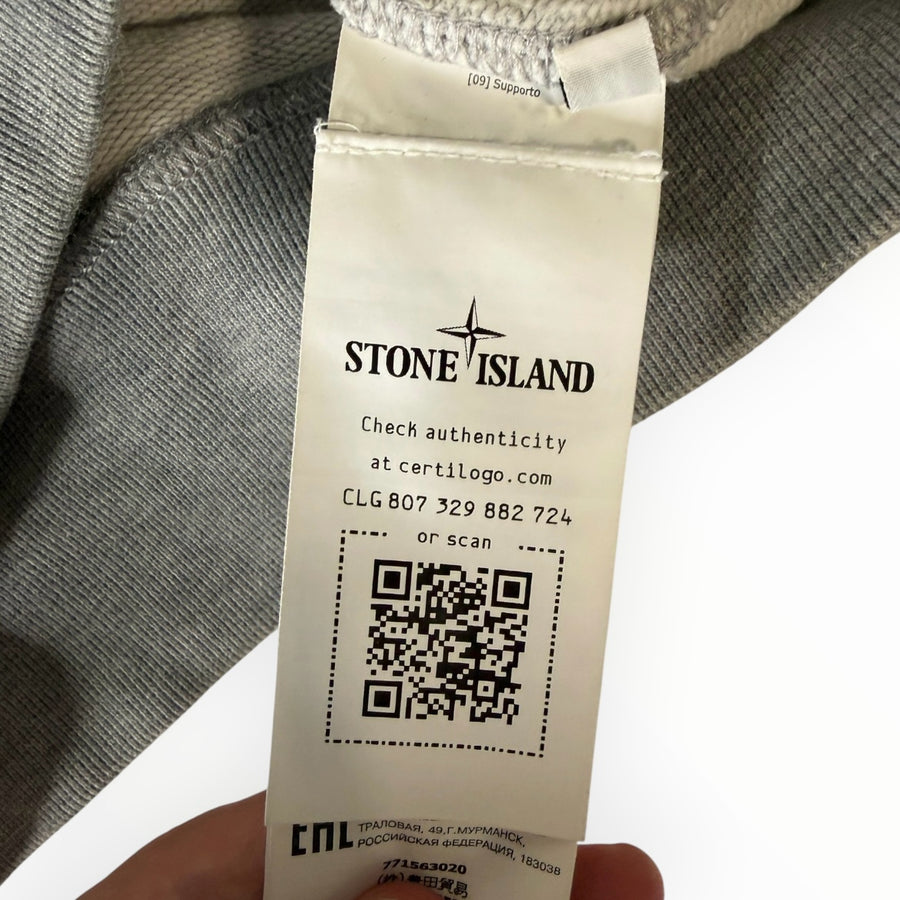 Étiquette d'authenticité intérieure avec code QR et logo Secondstore Stone Island sur un sweat-shirt gris en coton