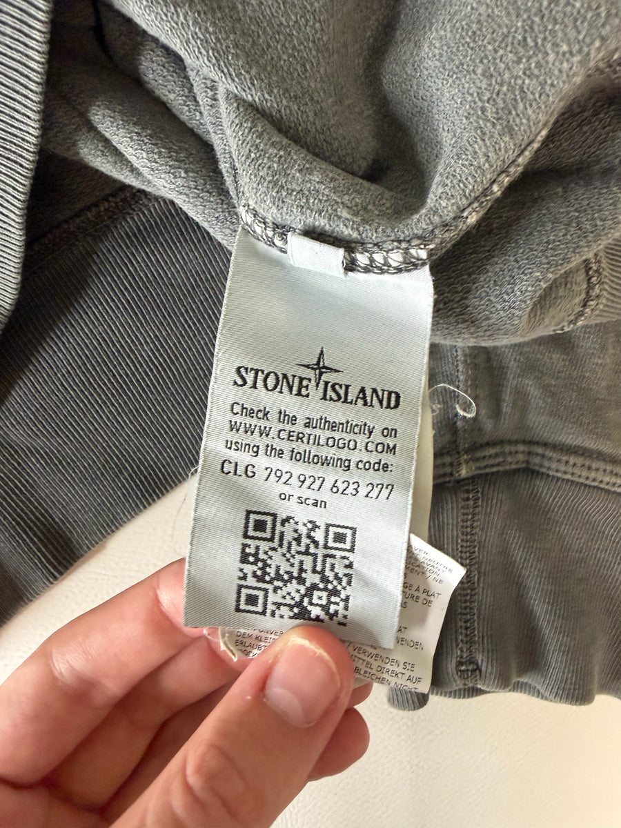 Étiquette d'authenticité intérieure d'un sweat-shirt Secondstore Stone Island avec code QR et logo