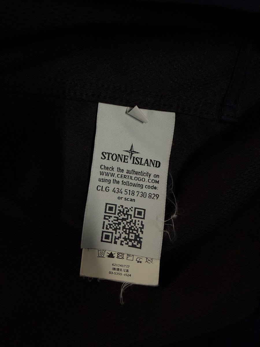 Étiquette d'authenticité intérieure avec code Certilogo sur une veste Secondstore Stone Island bleu marine