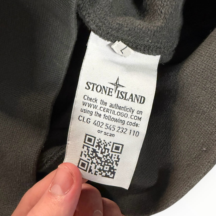 Étiquette d'authenticité intérieure d'un sweat-shirt gris anthracite Secondstore Stone Island avec code QR