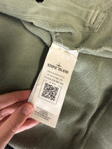 Étiquette d'authenticité intérieure avec code QR sur une veste Secondstore Stone Island en coton vert sauge