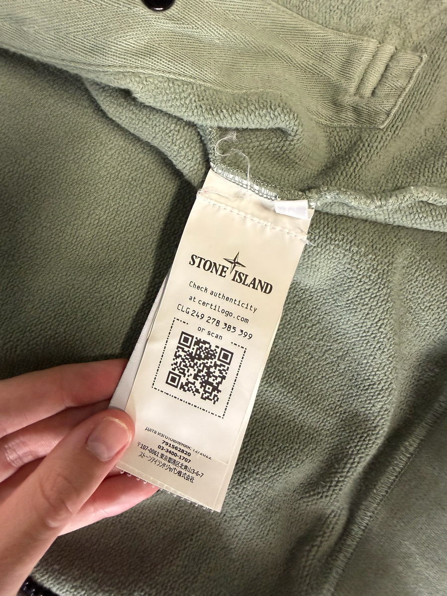 Étiquette d'authenticité intérieure avec code QR sur une veste Secondstore Stone Island en coton vert sauge