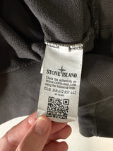 Étiquette d'authenticité Certilogo avec code QR sur un sweat-shirt gris anthracite Secondstore Stone Island
