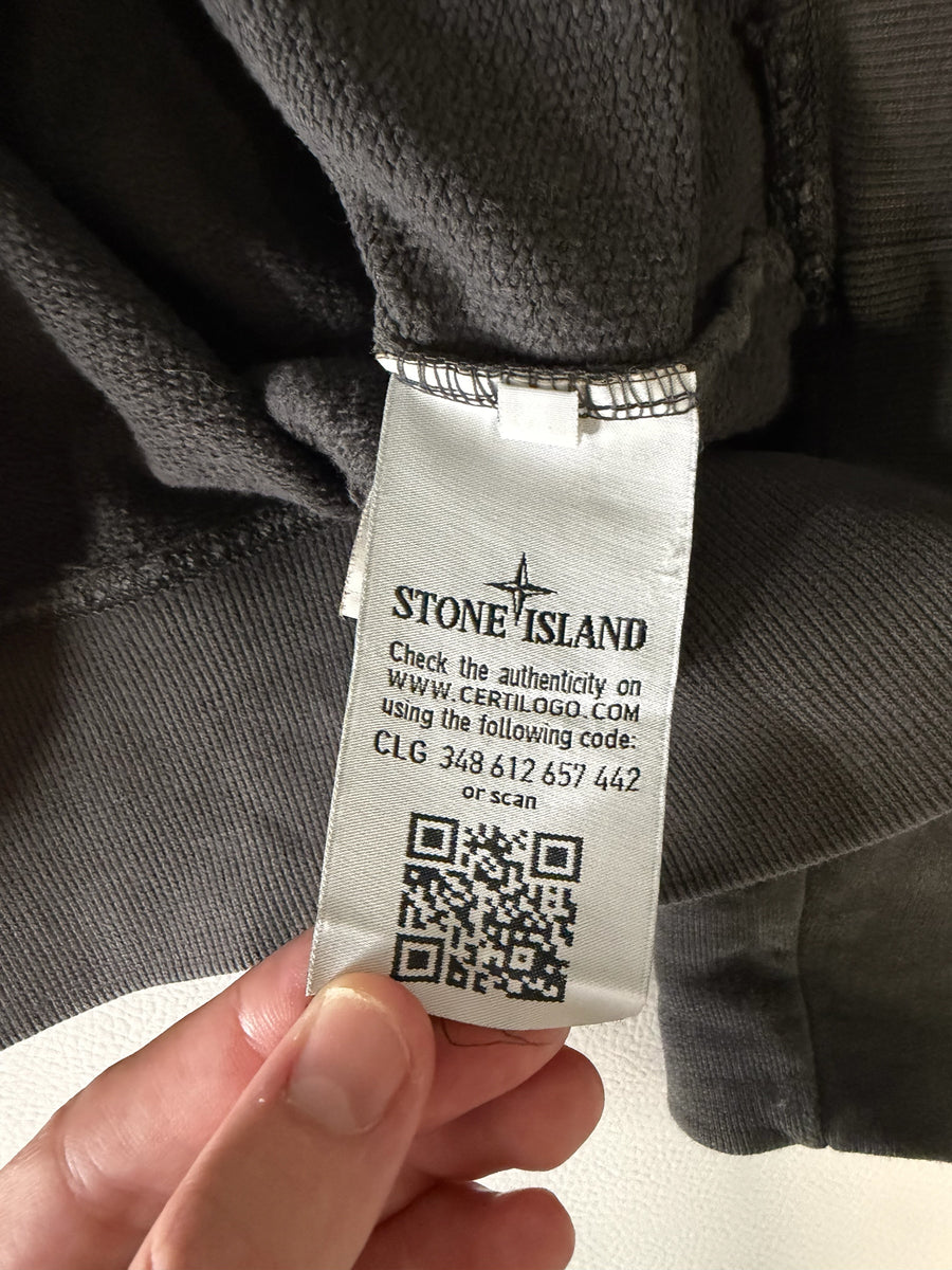Étiquette d'authenticité Certilogo avec code QR sur un sweat-shirt gris anthracite Secondstore Stone Island