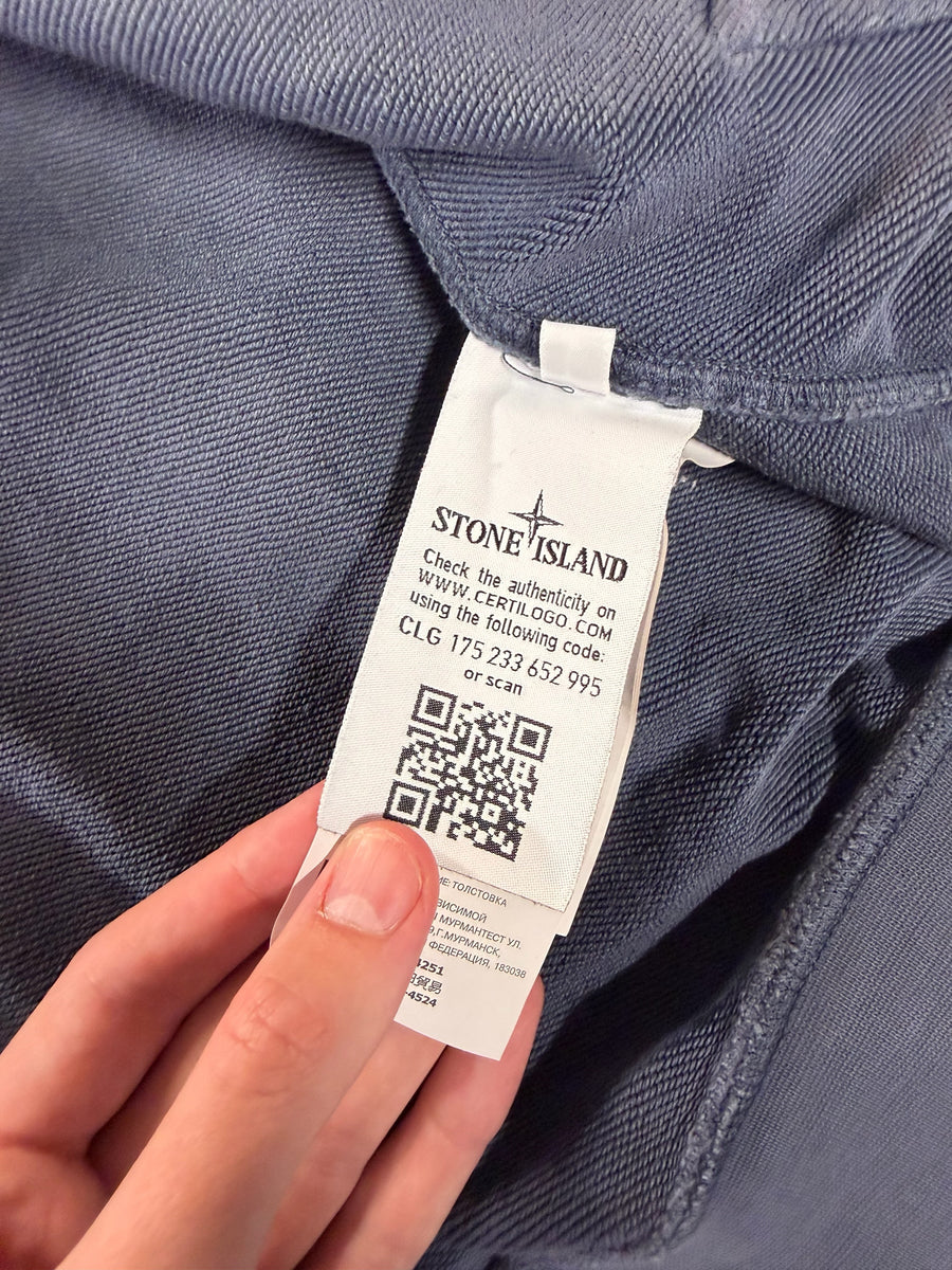 Étiquette d'authenticité avec code QR et logo Secondstore sur un sweat à capuche gris en coton Stone Island